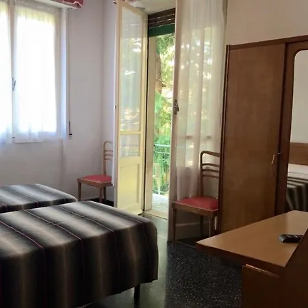 Magenta Hotel *